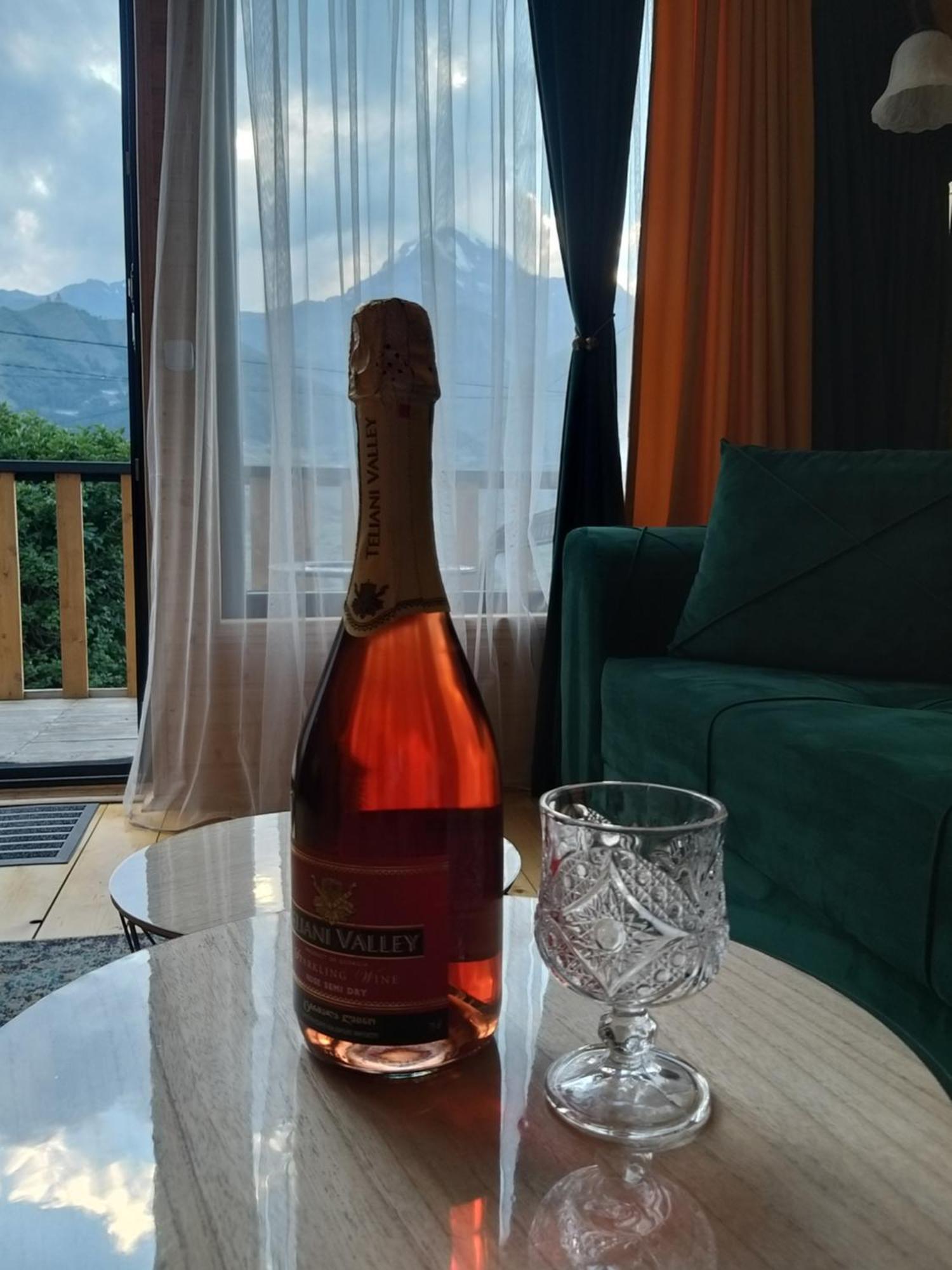 Emotion Kazbegi Apartment Bagian luar foto